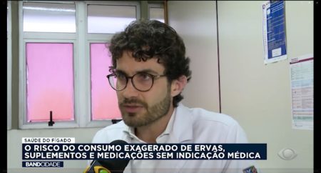 Dr. Vinícius Nunes, especialista em gastroenterologia e hepatologia, fala sobre os riscos do consumo exagerado de fitoterápicos e suplementos sem orientação médica em entrevista à TV Bandeirantes.